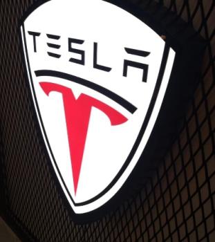 Tesla Logo Led Leuchtwerbung schildförmig