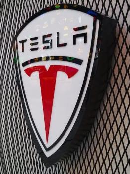 Tesla Logo Led Leuchtwerbung schildförmig