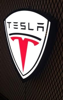 Tesla Logo Led Leuchtwerbung schildförmig