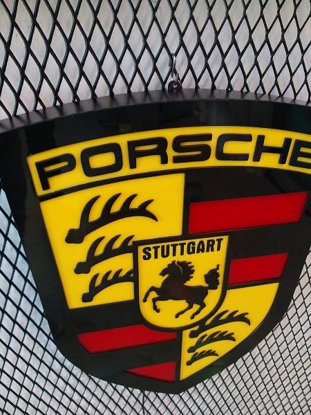 Retrofashion - Porsche Illuminated Wall Emblem